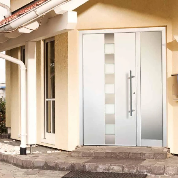 Moderne weiße Haustür mit Glasstreifen am Hauseingang eines Einfamilienhauses